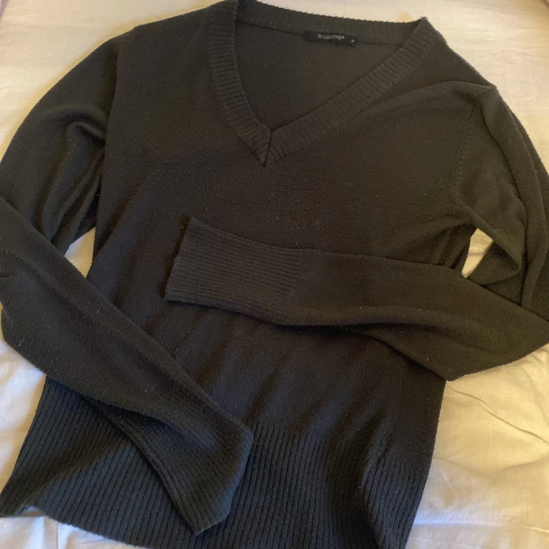 Svart v-ringad tröja från b.young - 1