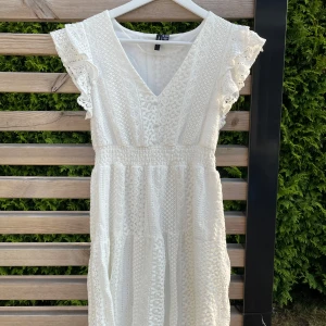 Vit klänning  - Vit klänning från Vero Moda. Storlek xxs men passar xs och s också. Använd fåtal gånger. Fint skick och inga defekter eller liknande. Viss prutmån finns 💞