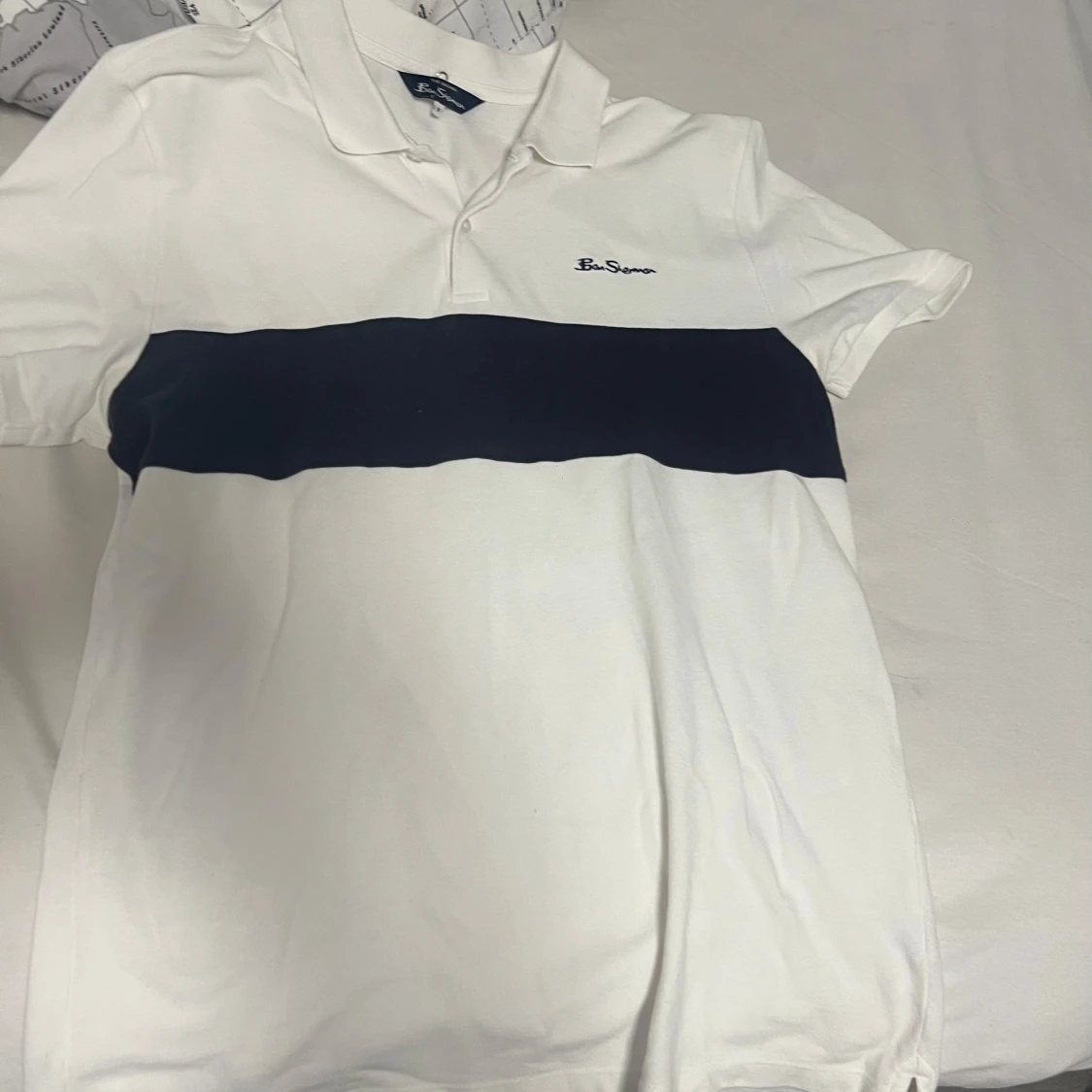 Vit pikétröja Ben Sherman med blå rand