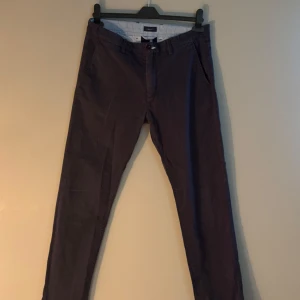 Gant chinos storlek 176 - Säljer ett par gant chinos i storlek 176 vilket skulle motsvaras till xs-s
