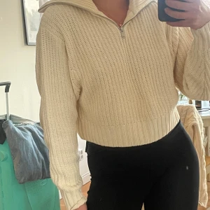 stickad half zip från Gina Tricot - Supermysig beige stickad tröja från Gina Tricot i storlek XS. Tröjan har en hög krage och half zip-dragkedja framtill. Den är ribbstickad med bred mudd i midjan och ärmarna