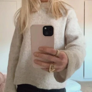 beige stickad tröja - Superfint skick 😍 lånad bild! skriv för egna