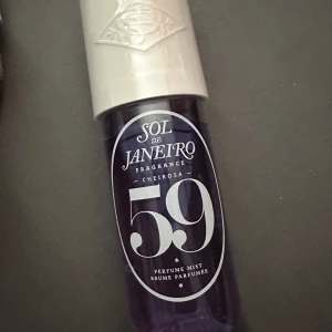 Sol de Janeiro Cheirosa 59 Perfume Mist 240 ml , helt ny  oöppnad  - Stor parfymmist från Sol de Janeiro, Cheirosa 59, i en lila plastflaska med vit kork och snygg logga. Flaskan rymmer 240 ml och har en modern, rundad form. Perfekt för dig som gillar fräscha och trendiga dofter. Helt ny oöppnad, inplastad stora flaskan 240 ml 