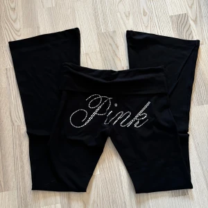 Flare leggings från Victorias Secret / PINK🖤 - Snygga foldover flare leggings från PINK by Victoria's Secret med text med rhinestones bak.