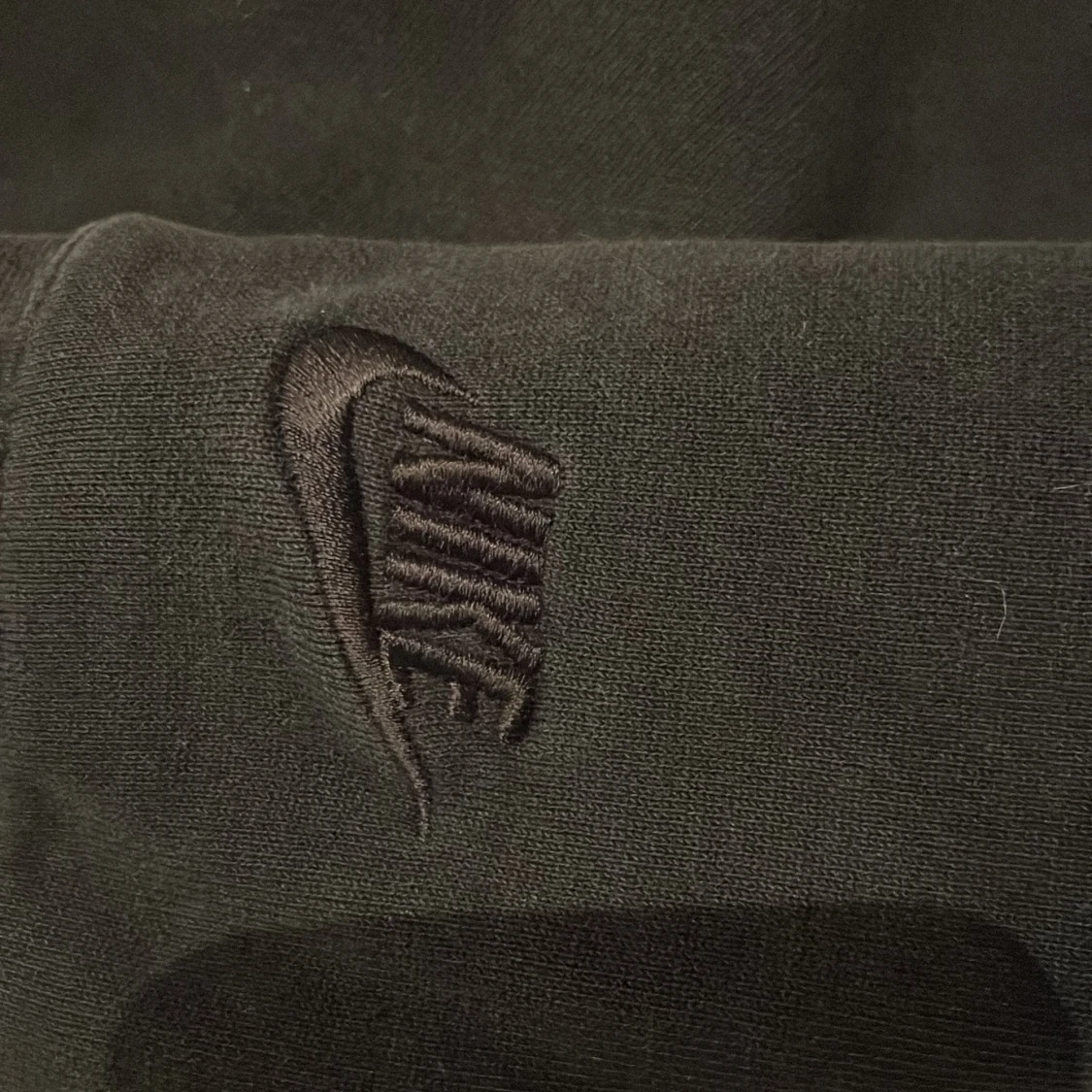 Svart Nike sweatshirt med stor logga - 1