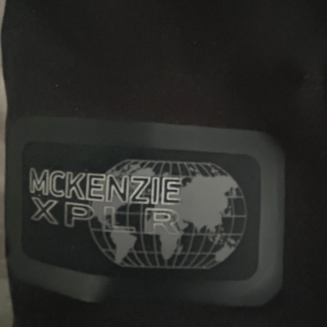 Svart pufferjacka med fuskpäls från McKenzie - 2