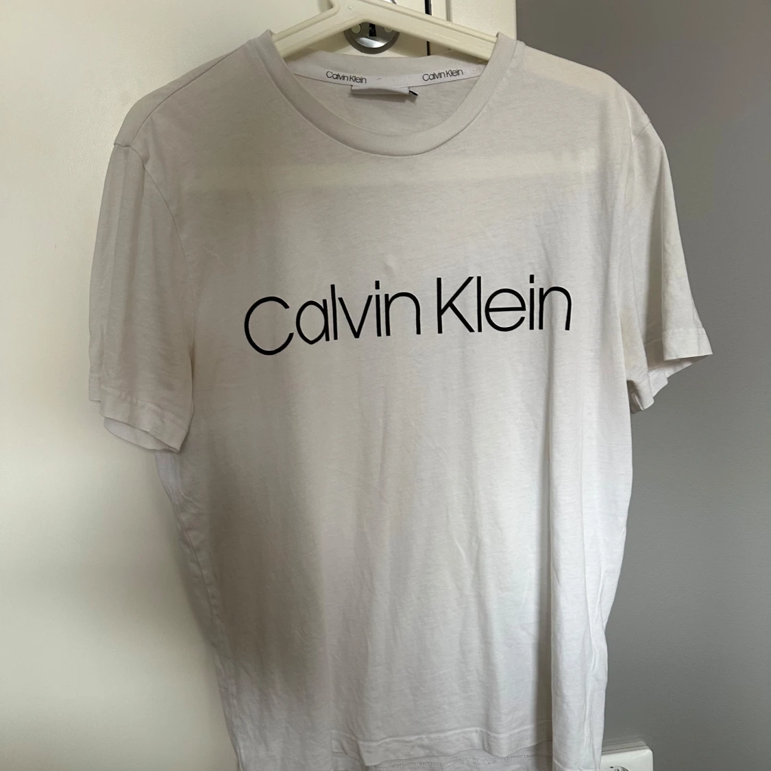 Vit Calvin Klein t-shirt med logga