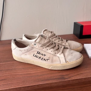 Saint Laurent sneakers - Säljer ett par tvär feta ysl skor, några andvändnignar på nacken men har mycket kvar att ge. Inget og och slitna så därav priset! Hör av er vid minsta fundering? 