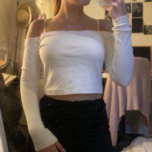 Vit offshoulder topp Bikbok - Säljer en vit, croppad offshoulder topp från Bikbok. 