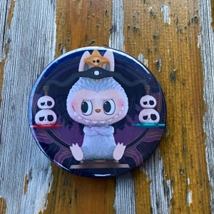Labubu pins - Pins med Labubu. Ca 6cm.