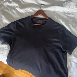 Loro Piana T Shirt - Säljer min Loro Piana t shirt . Den är i bra skick utan skador. Hör av er vid frågor 