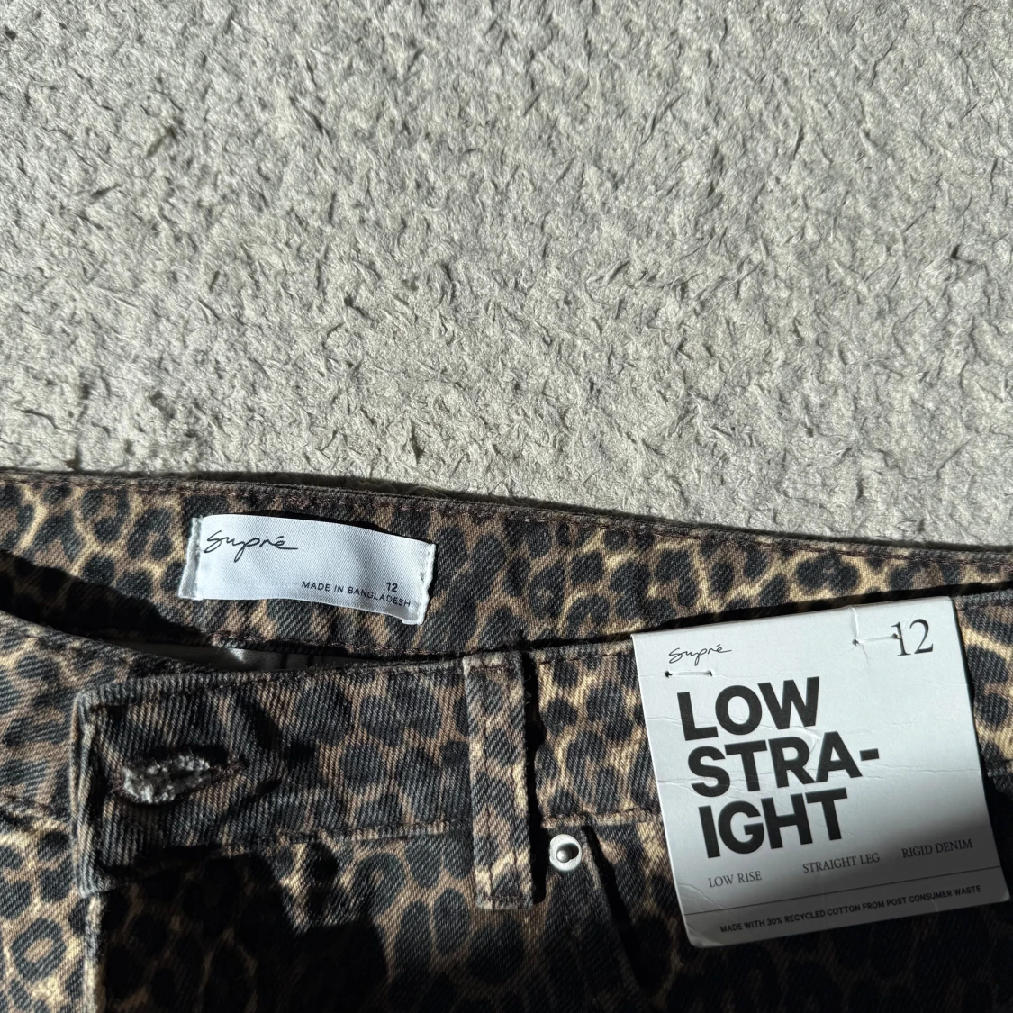 Leopardmönstrade jeans från Supré - 1