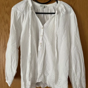 American Eagle Blus - Säljer min vackra American Eagle Blus som nypris kostade ca 750kr💞Den har extremt noggrant och snyggt broderi på bland annat ärmarna och axlarna💞