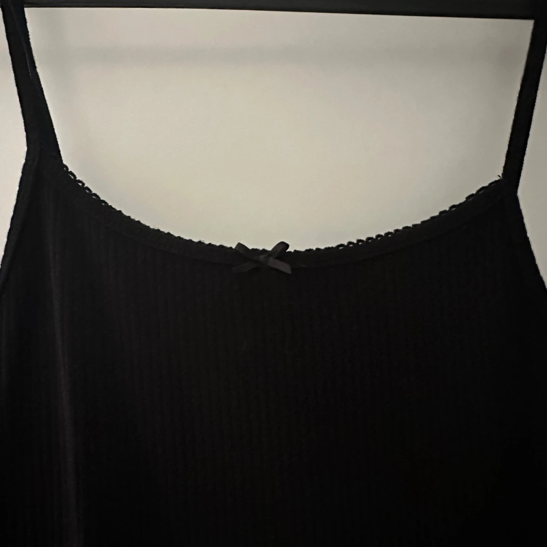 Svart ribbad klänning  - 2