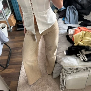 Beiga vida jeans från Mango  - Prislapp kvar! Storlek 32 men passar mer än 34.