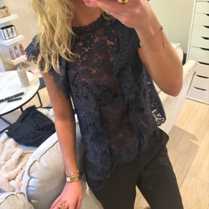 Zara blus - Säljer  den trendiga slutsålda Zara Blusen!! använd köp nu💕