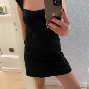 Svart mini klänning  - Säljer min snygga svarta mini klänning som har en jättefin ringning. Klänningen är från Mads Nørgaard och är i storlek 40. Säljer då den är för stor för mig! 