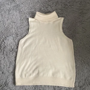 Topp - Superfin beige/krämvit topp som liknar den från Zara. Jag har köpt second hand men aldrig använt, fint skick!! Storlek M men passar bättre xs/s.