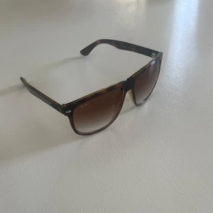 Rayban Boyfriend - Säljer mina nya & oanvända (10/10) Rayban Boyfriend solglasögon. En av marknadens snyggaste och stilrena solglasögon, perfekta till sommaren. Givetvis äkta och orderbekräftelse finns på Mail, tillkommer även fodralet.  Storlek M män, så sitter som helt vanliga solglasögon i passformen.  Fraktas spårbart eller hämtas på plats. Vänligen