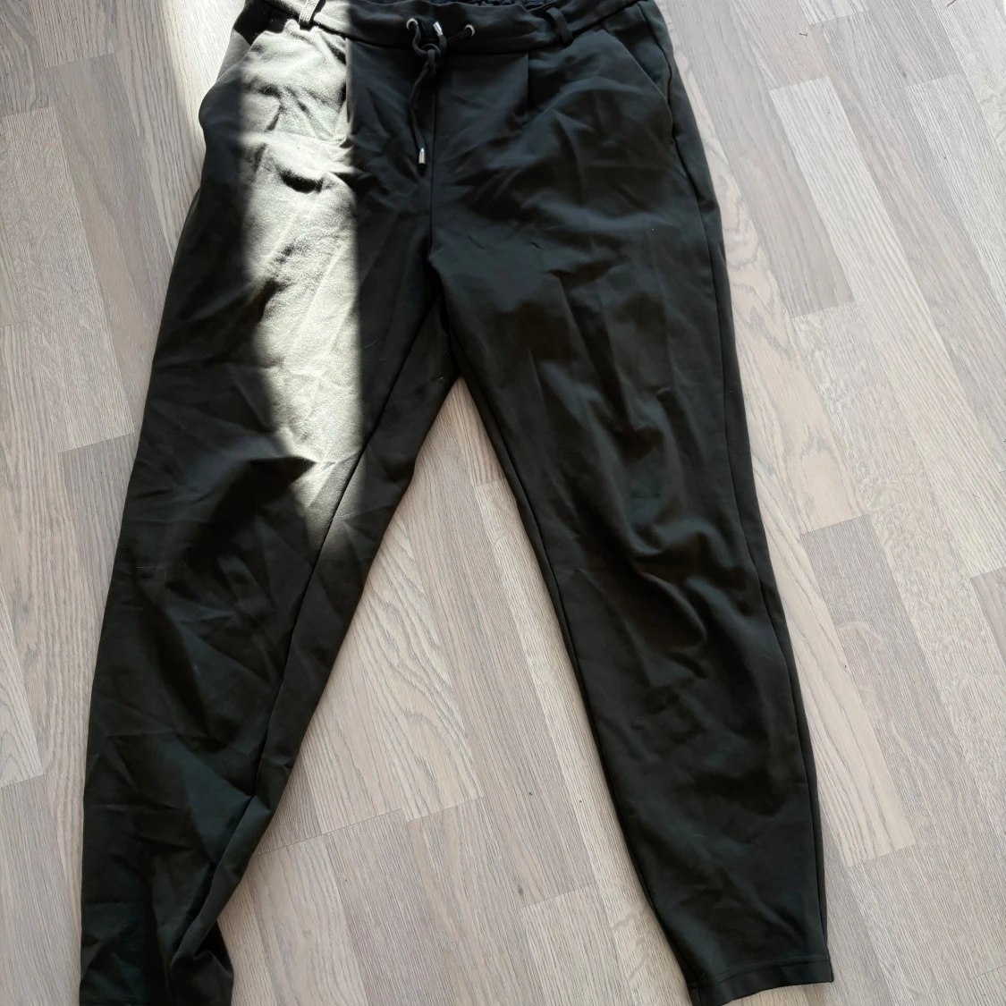 Gröna mjukisbyxor med snörning, Amisu