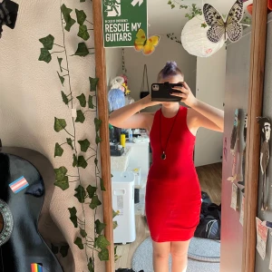 Röd ribbad kortklänning FB Sister XS - Säljer en tight, ribbad röd kortklänning från FB Sister i storlek XS. Klänningen är ärmlös med brottarrygg och har en enkel, stilren design som sitter snyggt på kroppen. Perfekt för dig som gillar färg och vill sticka ut.