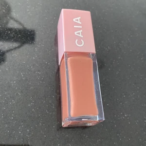 CAIA Beige Gloss läppglans - CAIA Beige Gloss läppglans i en nude/beige nyans. Knappt använt.