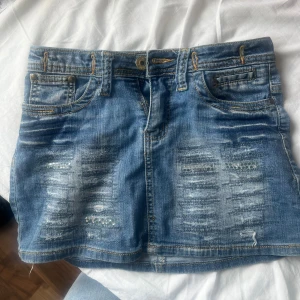 Jeans kjol  - Blå jeans kjol me små slitningar. Jätte fin men kommer inte till användning 🥰