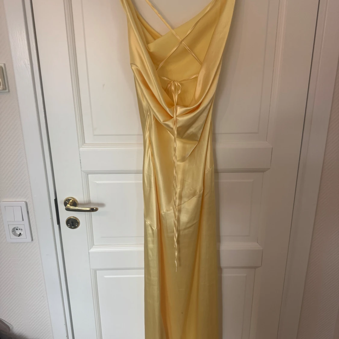 Ljusgul långklänning i satin - 2