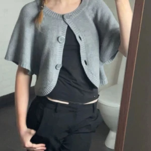 Grå bolerotopp med knappar - Säljer en stilren grå bolerotopp med knappar framtill. 