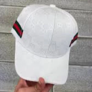 Vit keps med gröna och röda detaljer  - Fin keps