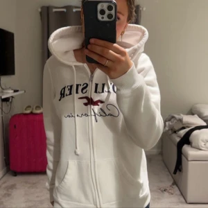 supermjuk vit hoodie från Hollister med dragkedja dm för fler bilder💕. - Vit hoodie från Hollister ❤️