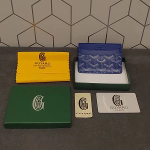 Marinblå Goyard Korthållare  - Snygg blå korthållare från Goyard || helt ny || allt medföljer || pris kan diskuteras vid snabb affär 