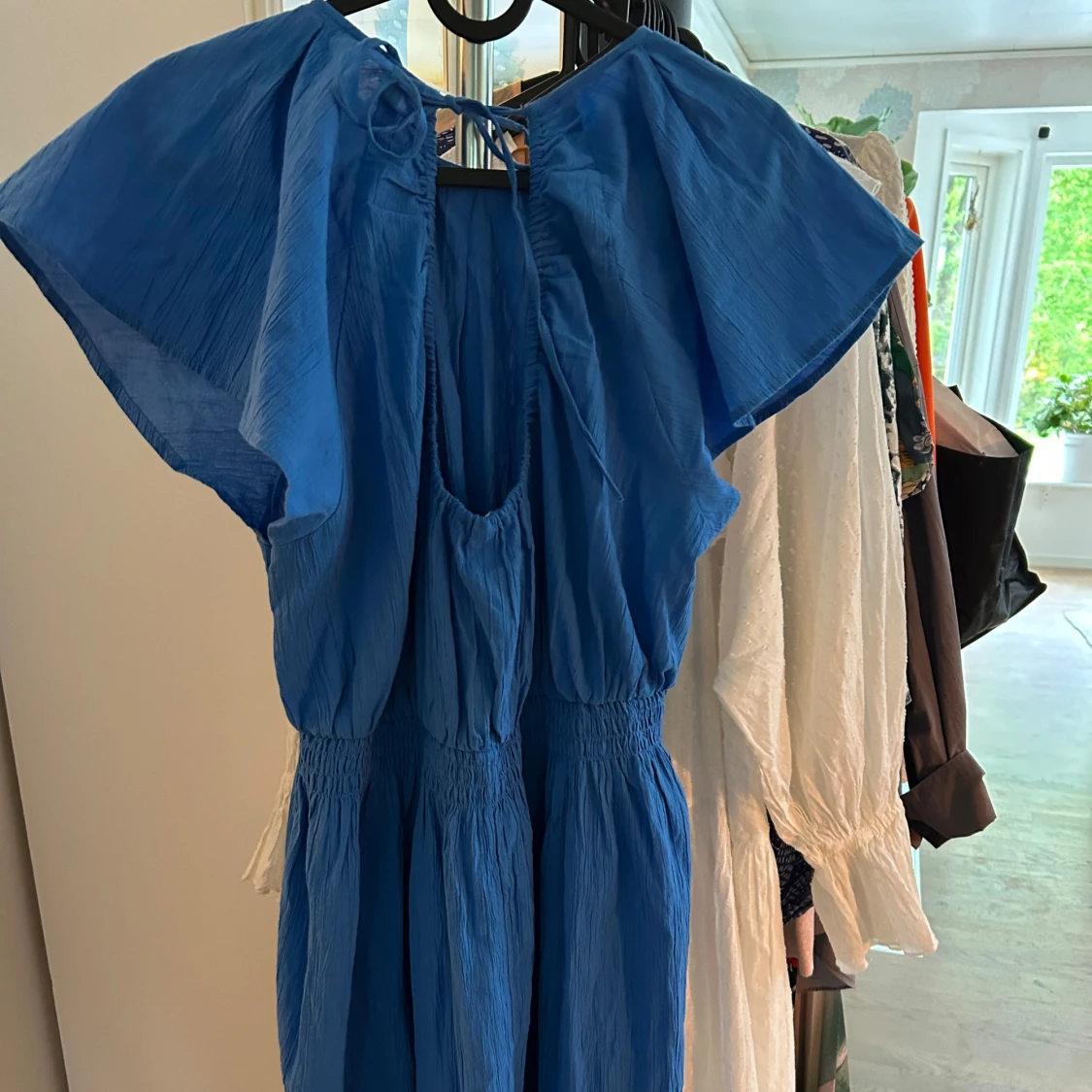 Blå kortklänning med knyt i ryggen - 1