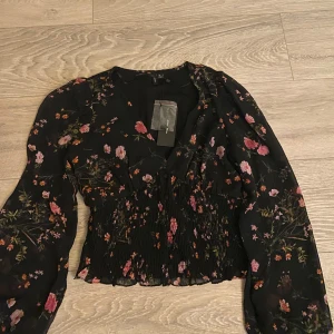 Svart blommig blus från Vero Moda - Endast provar så i nyskick 
