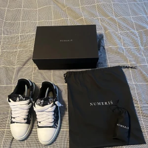 Numeris Atelier Pigment sneakers svart/vit - Hej! Säljer dessa feta sneakers från Numeris i färgen Atelier Pigment. Skorna kommer i original lådan med extra nya skosnören och dust bag. Dem är i bra skick. Sparsamt använda. Kontakta gärna vid minsta fråga 😁