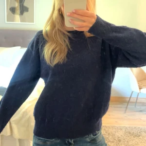 Mörkblå stickad tröja Gina Tricot - Mysig mörkblå stickad tröja från Gina Tricot med rund halsringning och ribbade muddar. Perfekt för lager-på-lager och chill dagar. Långärmad och i en klassisk, enkel modell som funkar till jeans eller kjol.