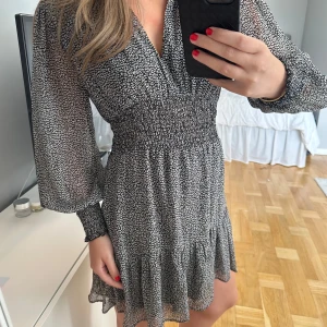 Leopardmönstrad klänning Zara 🐆  - Jättefin klänning med leopardmönster och lite guld trådar!! En tråd på armen har repats upp lite men inget man tänker på. 