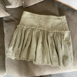 Beige kjol från Isabel Marant Étoile - Superfin beige kortkjol från Isabel Marant Étoile i grov linnestruktur. Kjolen har volangkant, fransiga detaljer och dragkedja i sidan. Den passar perfekt både vinter och sommar mode! Säljer tyvär endast då den är för stor. Den är helt perfekt!!! 💖 Storlek: 36/M