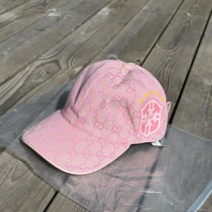 Gucci Brasilien keps  - Säljer denna riktigt feta custom rosa Gucci kepsen med Brasilien logga på sidan. NY MED TAGS ALDRIG ANVÄND. Justerbar storlek. Perfekt till sommaren. Kan tänka mig gå ner i pris vid snabb affär 🌸