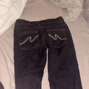 Nelly jeans  - Nelly jeans low waist perfekt bootcut. Helt helt nya råkade dra av prislappen sen ångrade jag mig och ville lämna tillbaka, köpte för 700 förra veckan, hör av er vid intresse🌸