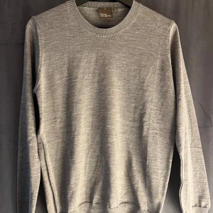 Oscar Jacobson tröja - Snygg grå tröja i storlek S. Nypris 1499, väldigt bra skick🩶