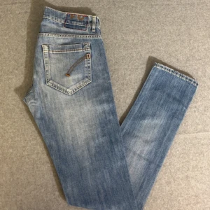 Dondup George jeans  - Vädligt snygga Dondup George Jeans | Riktigt fet design med detaljer och väldigt snygg passform | Eftertraktad färg | Byxan är i Vädligt bra skick och har inga tecken på användning | Nypris runt 3k💰| Pris går att diskutera vid snabbare köp | Kontakta vid fler frågor eller funderingar ✔️