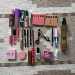 Stort sminkpaket med flera märken - Säljer ett stort sminkpaket med foundation från elf, concealer från CAIA, bronzer från Beauty act  och rouge från Kylie cosmetics och finns både i kräm form från makeup Mekka, flera läppglans och läppennor i brunaktiga nude toner, mascara,  ögonfransböjare, hår heat protector och massa mer. Vissa av sminkprodukterna är inte snavända medans andra är. Total priset på alla 26 sminkprodukter är ca 2300kr men pågrund av att de flesta produkterna är använda så sänker jag priset till 450kr❤️❤️❤️