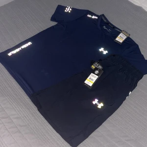 Under Armour - T-Shirt + Shorts - Unikt marinblått sommarset! Skick 10/10, tags samt påse medföljer. Storlek M (passar även S)! Vid intresse skicka iväg ett PM 😁