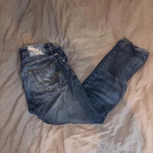 Jacob Cohen jeans  - Ett par ripped Jacob Cohen jeans i modell Nick. De är i jättebra skick, 8/10| Storlek 32 men passar lite mindre ungefär 31. Svarar gärna på era frågor!  // MM