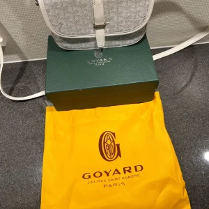 Vit axelväska herr  - Säljer min helt nya vita axelväska. Box kommer och priset kan diskuteras!