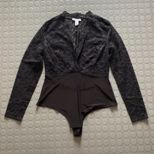 Nelly spetsbody - Svart spetsbody från Nelly. 