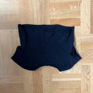 Avklippt svart T-shirt - Avklipp svart T-shirt från hm 