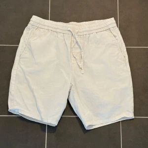 Linneshorts  - Ett par snygga linne shorts. Knappt andvänd. Har en choklad fläck på baksidan inget man lägger märke till det går säkert bort med nåt medel 