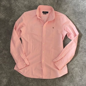 Ralph lauren skjorta - Tja säljer denna rosa Ralph lauren skjorta perfekt nu inför sommaren. Skriv om du vill ha mer bilder eller någon annan fundering.